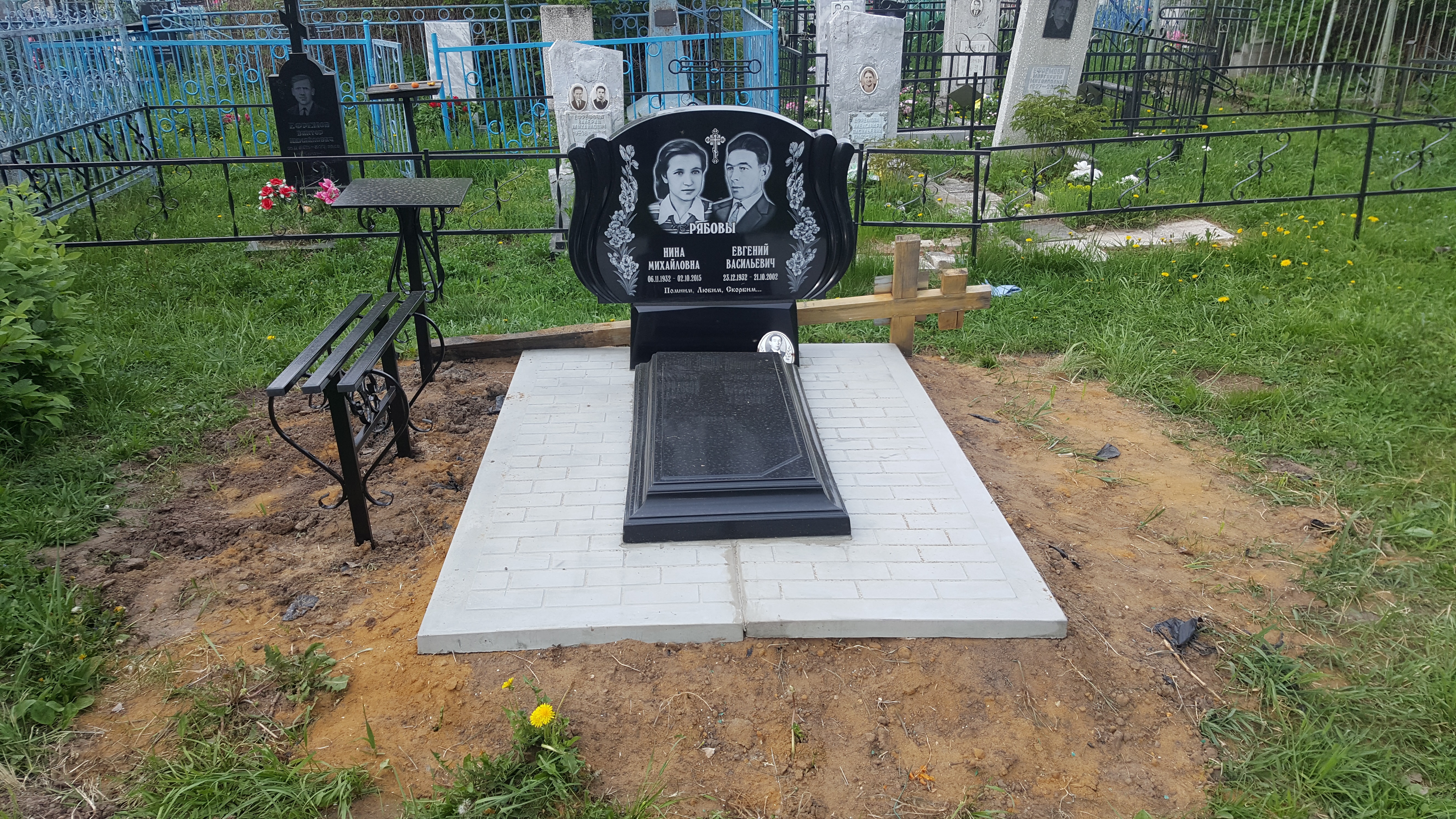 Благоустройство могилы на кладбище в Павловском Посаде